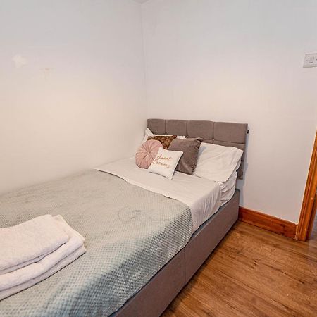Beautiful 4 Bedrooms House, 7 Walk To Train Station Plumstead  Luaran gambar