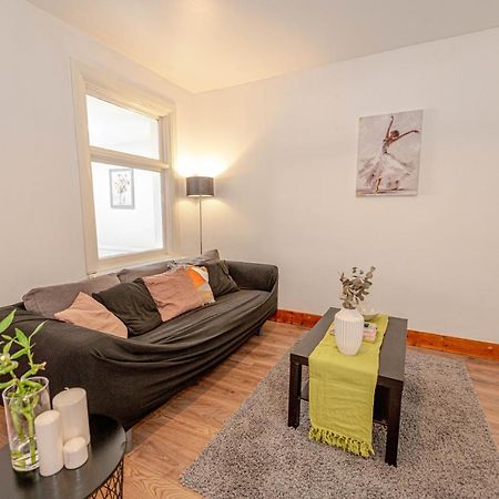 Beautiful 4 Bedrooms House, 7 Walk To Train Station Plumstead  Luaran gambar
