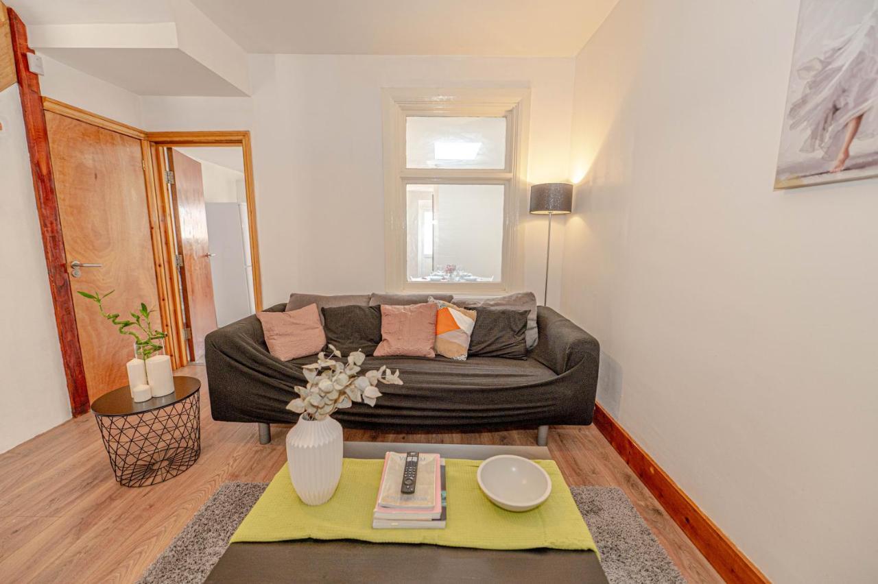 Beautiful 4 Bedrooms House, 7 Walk To Train Station Plumstead  Luaran gambar