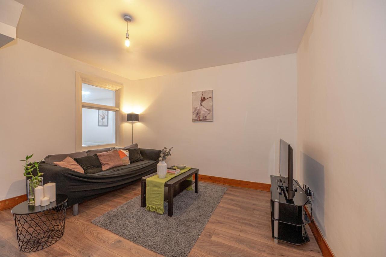 Beautiful 4 Bedrooms House, 7 Walk To Train Station Plumstead  Luaran gambar