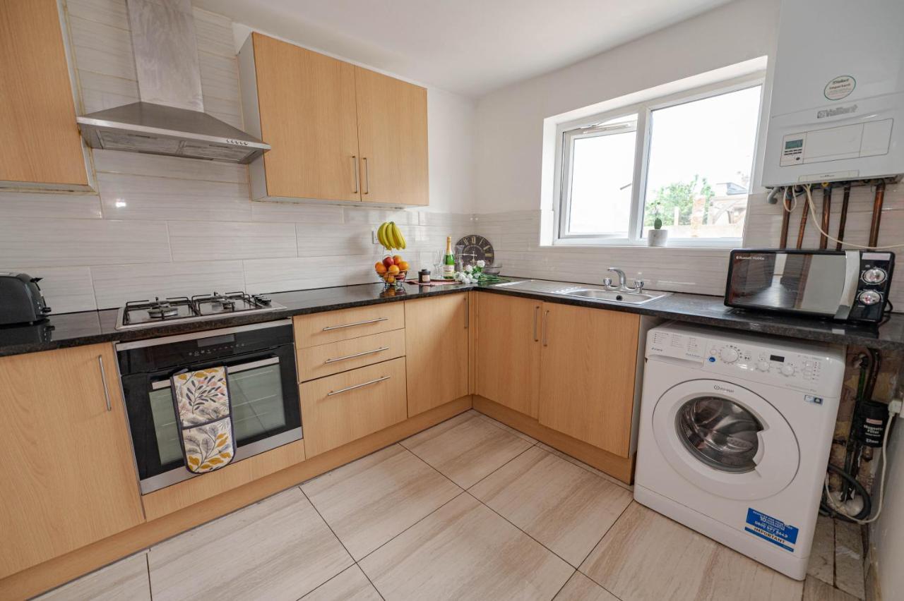 Beautiful 4 Bedrooms House, 7 Walk To Train Station Plumstead  Luaran gambar