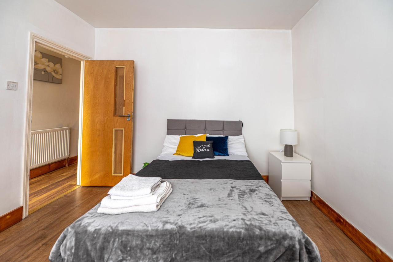 Beautiful 4 Bedrooms House, 7 Walk To Train Station Plumstead  Luaran gambar