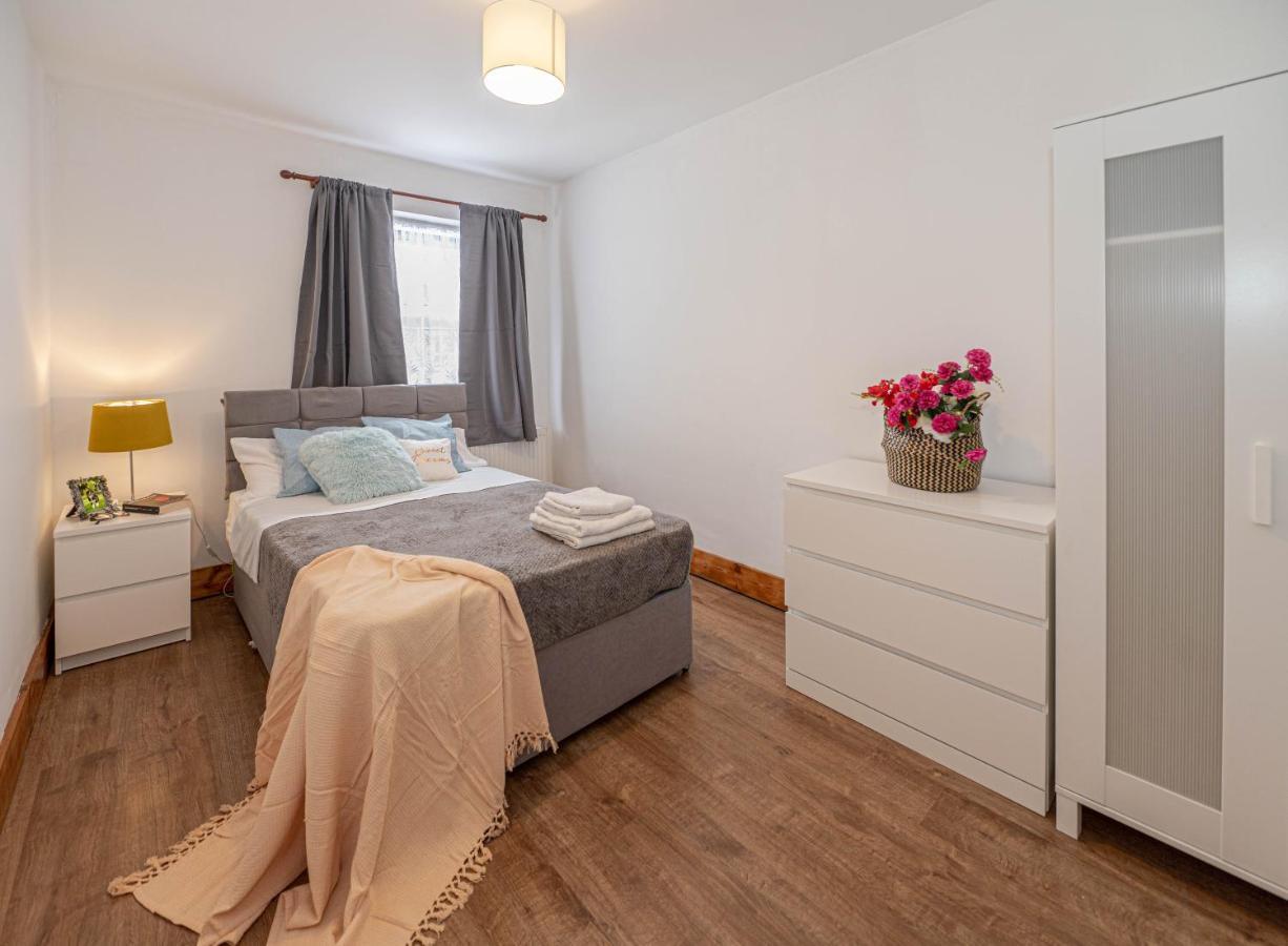 Beautiful 4 Bedrooms House, 7 Walk To Train Station Plumstead  Luaran gambar