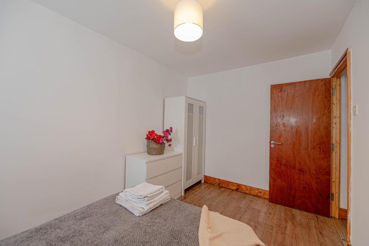 Beautiful 4 Bedrooms House, 7 Walk To Train Station Plumstead  Luaran gambar