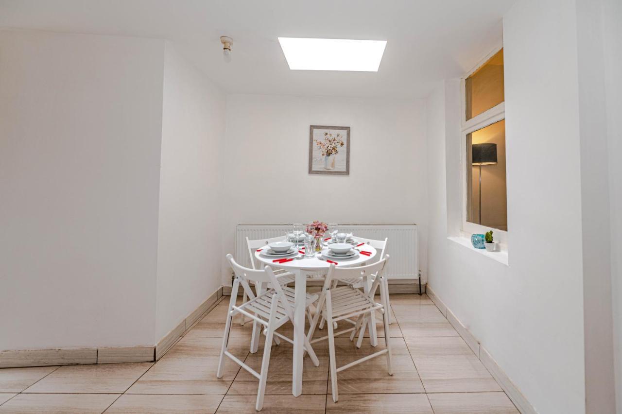 Beautiful 4 Bedrooms House, 7 Walk To Train Station Plumstead  Luaran gambar