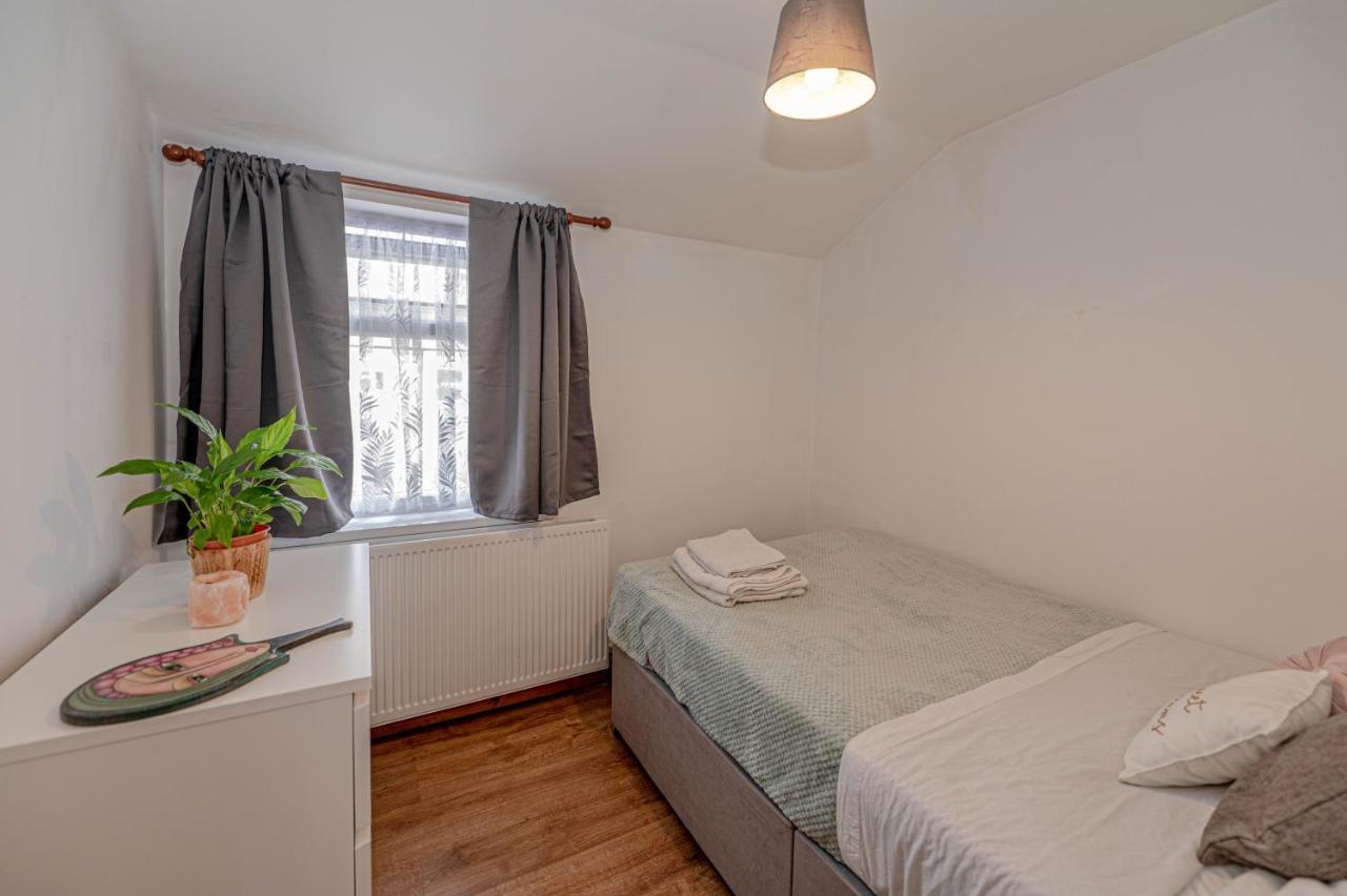 Beautiful 4 Bedrooms House, 7 Walk To Train Station Plumstead  Luaran gambar