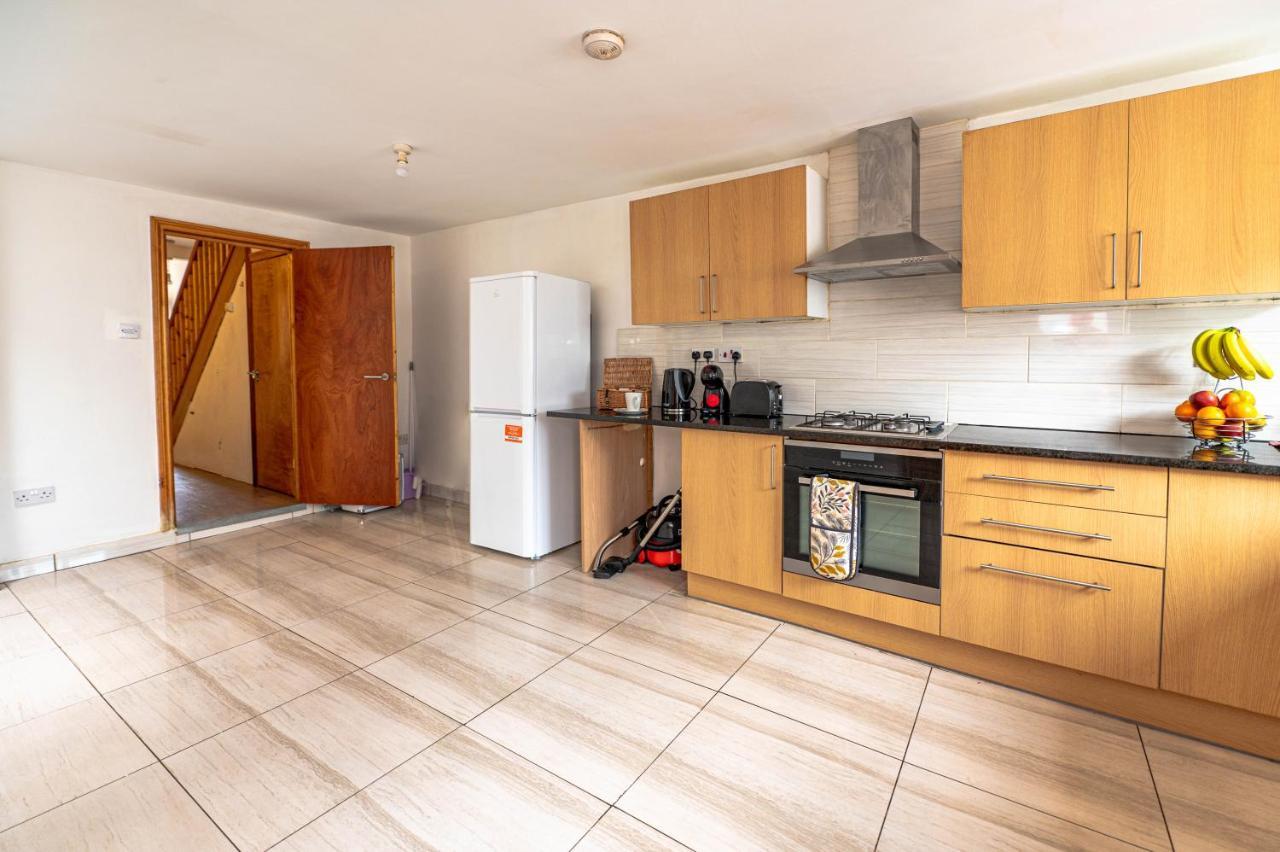 Beautiful 4 Bedrooms House, 7 Walk To Train Station Plumstead  Luaran gambar