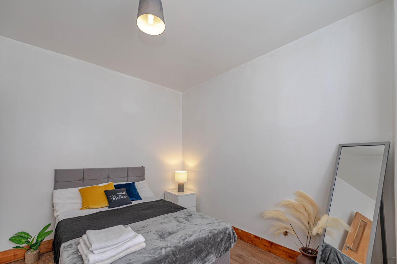 Beautiful 4 Bedrooms House, 7 Walk To Train Station Plumstead  Luaran gambar