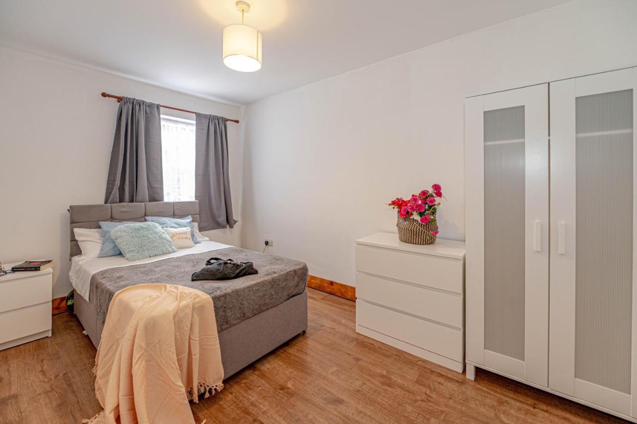 Beautiful 4 Bedrooms House, 7 Walk To Train Station Plumstead  Luaran gambar