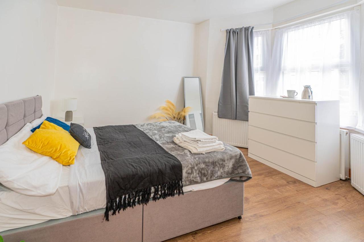 Beautiful 4 Bedrooms House, 7 Walk To Train Station Plumstead  Luaran gambar