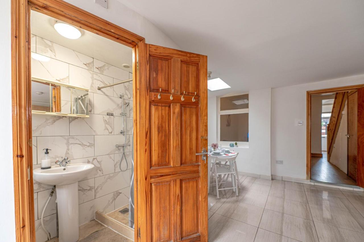 Beautiful 4 Bedrooms House, 7 Walk To Train Station Plumstead  Luaran gambar